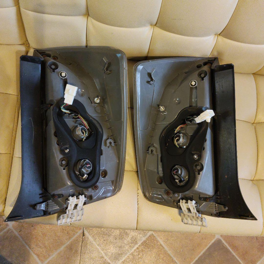 30プリウス G's純正テール中古