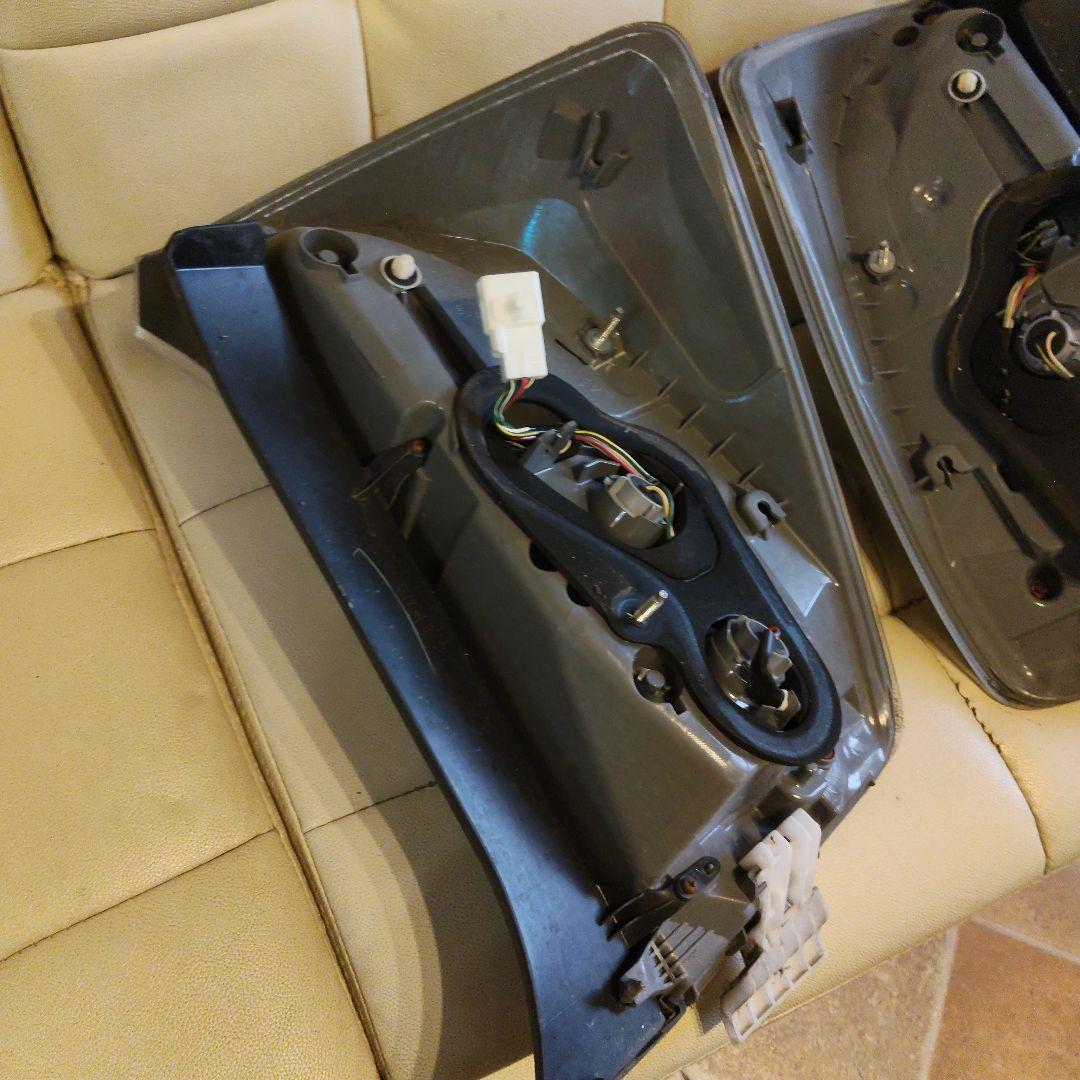 30プリウス G's純正テール中古