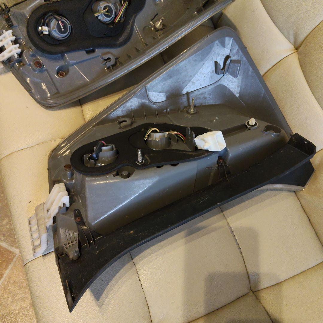 30プリウス G's純正テール中古