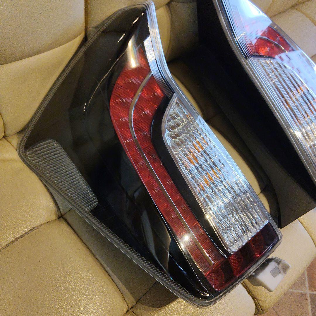 30プリウス G's純正テール中古
