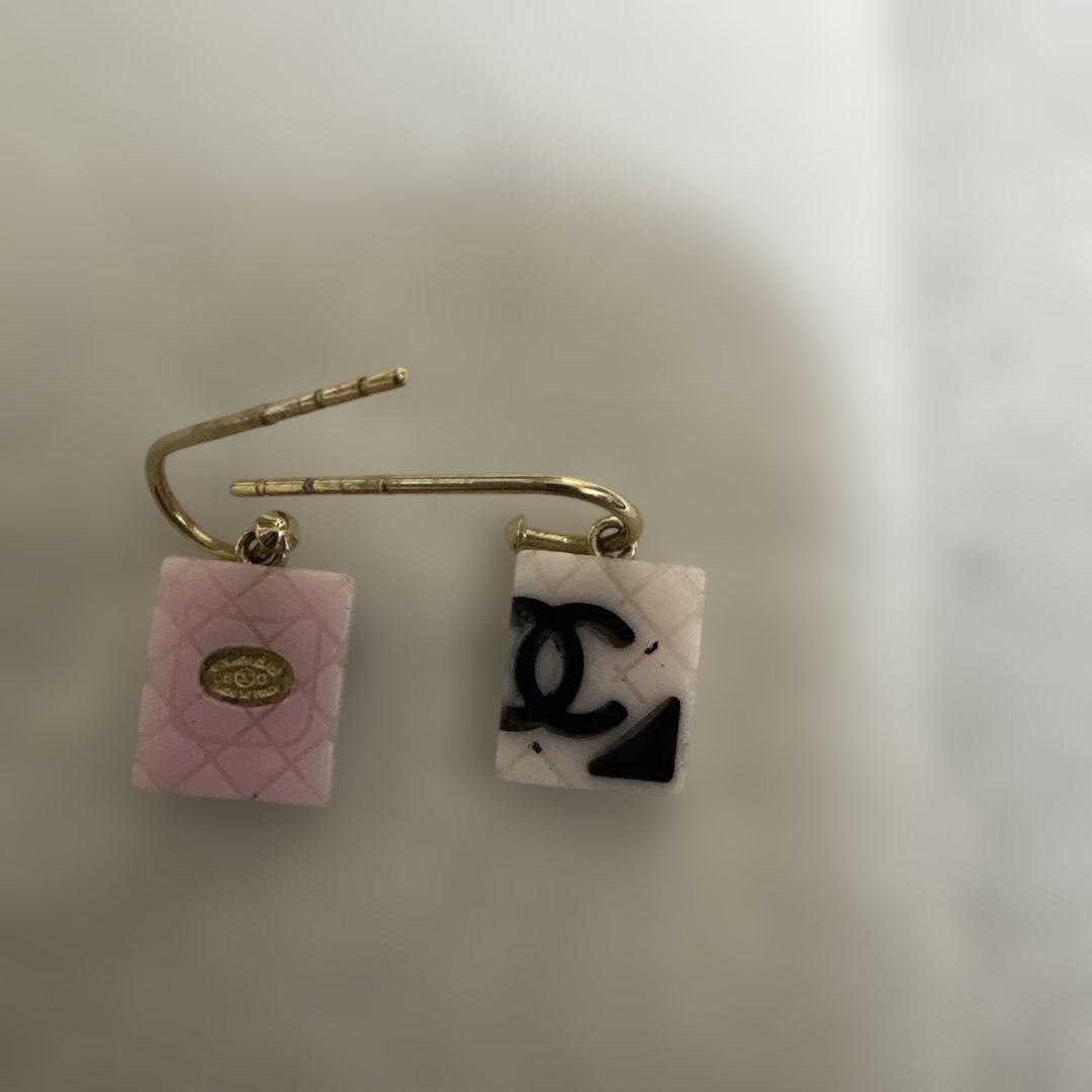 シャネル　カンホンライン ピンクのロゴ入りフックピアス
