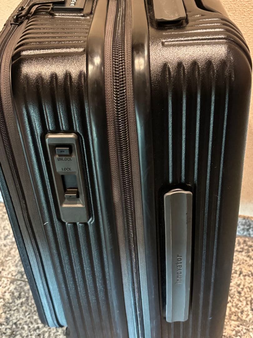 【GW直前SALE】イノベーター機内持込サイズ4輪キャリーケース黒　TSAロック