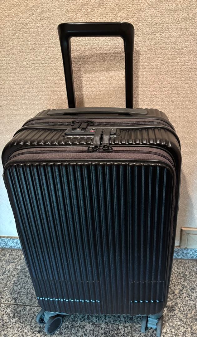 【GW直前SALE】イノベーター機内持込サイズ4輪キャリーケース黒　TSAロック