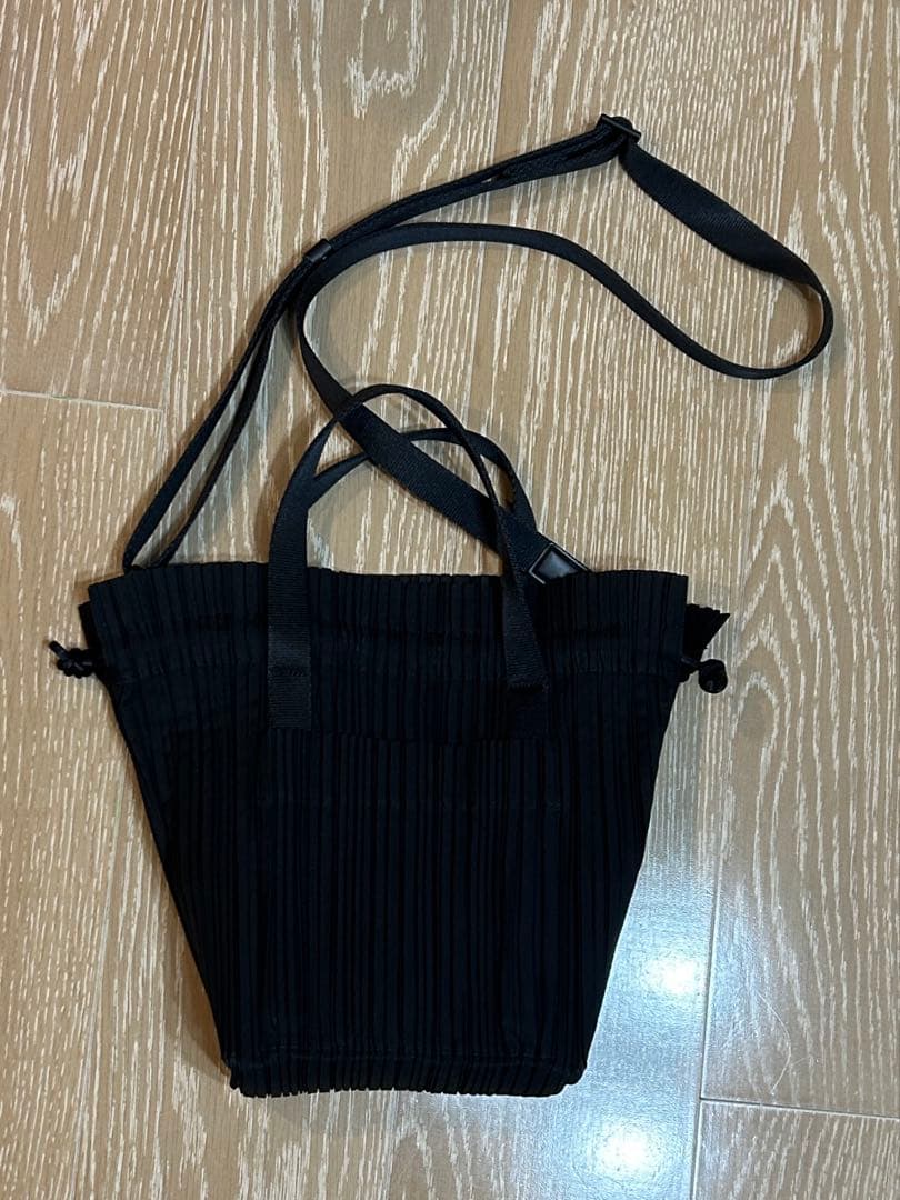 プリーツプリーズ　トートバッグ　ショルダーバッグ　ブラック