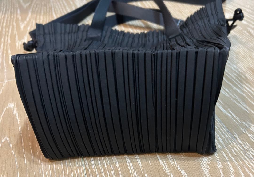 プリーツプリーズ　トートバッグ　ショルダーバッグ　ブラック