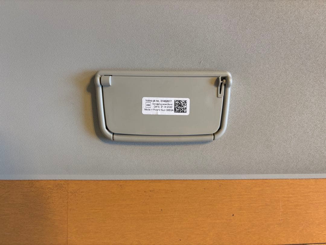 美品ボルボV60純正トノカバー　ラゲッジコンパートメントカバー