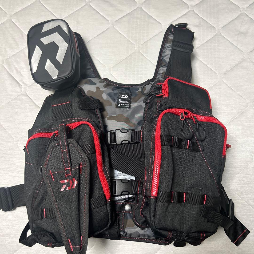 ダイワ　フロートゲームベスト　ブラックレッド　フリー / ライフジャケット