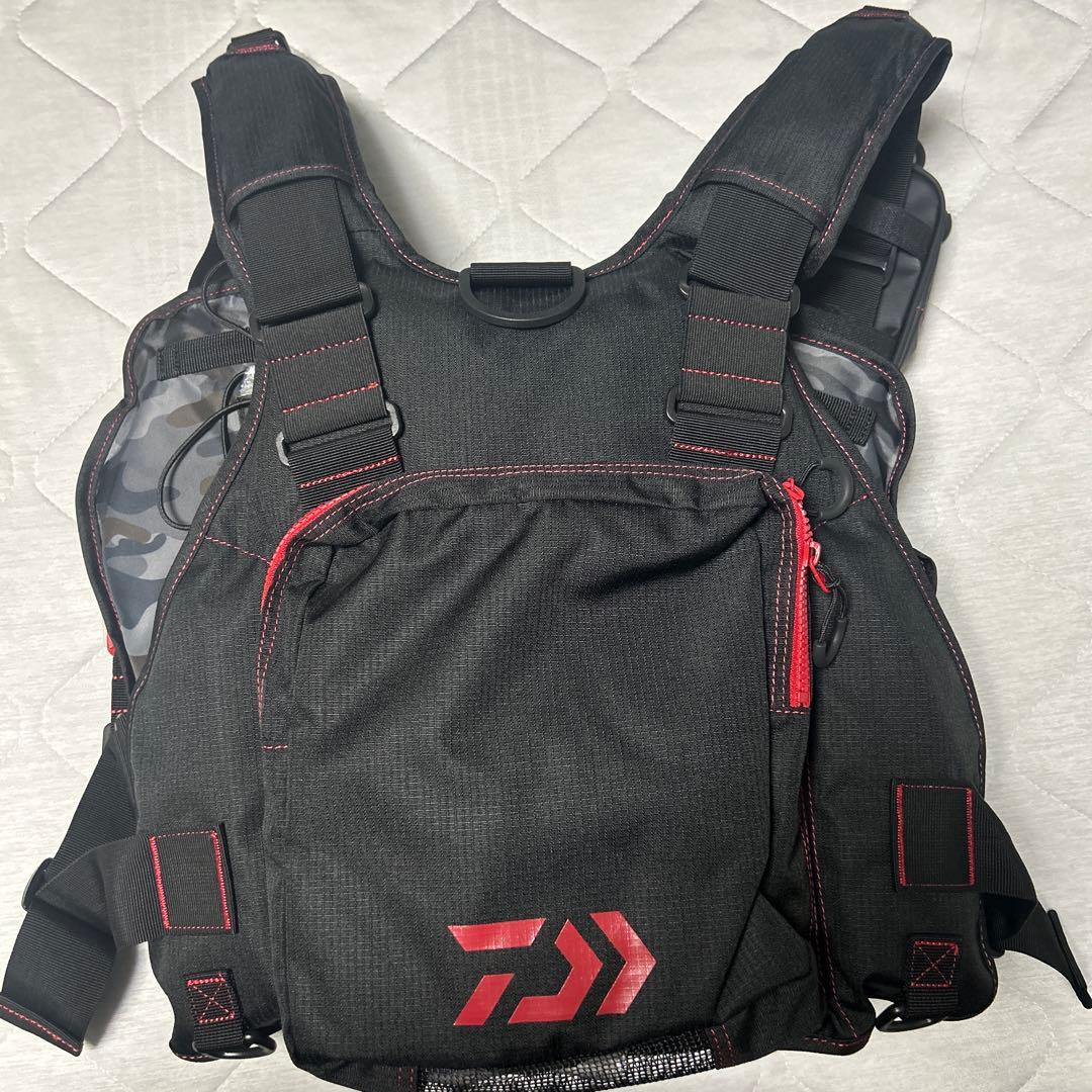 ダイワ　フロートゲームベスト　ブラックレッド　フリー / ライフジャケット