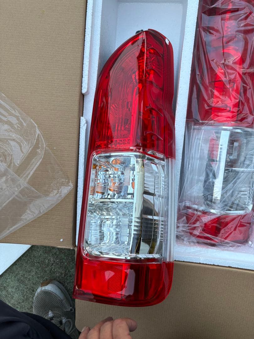 ハイエーステールランプ新車外し
