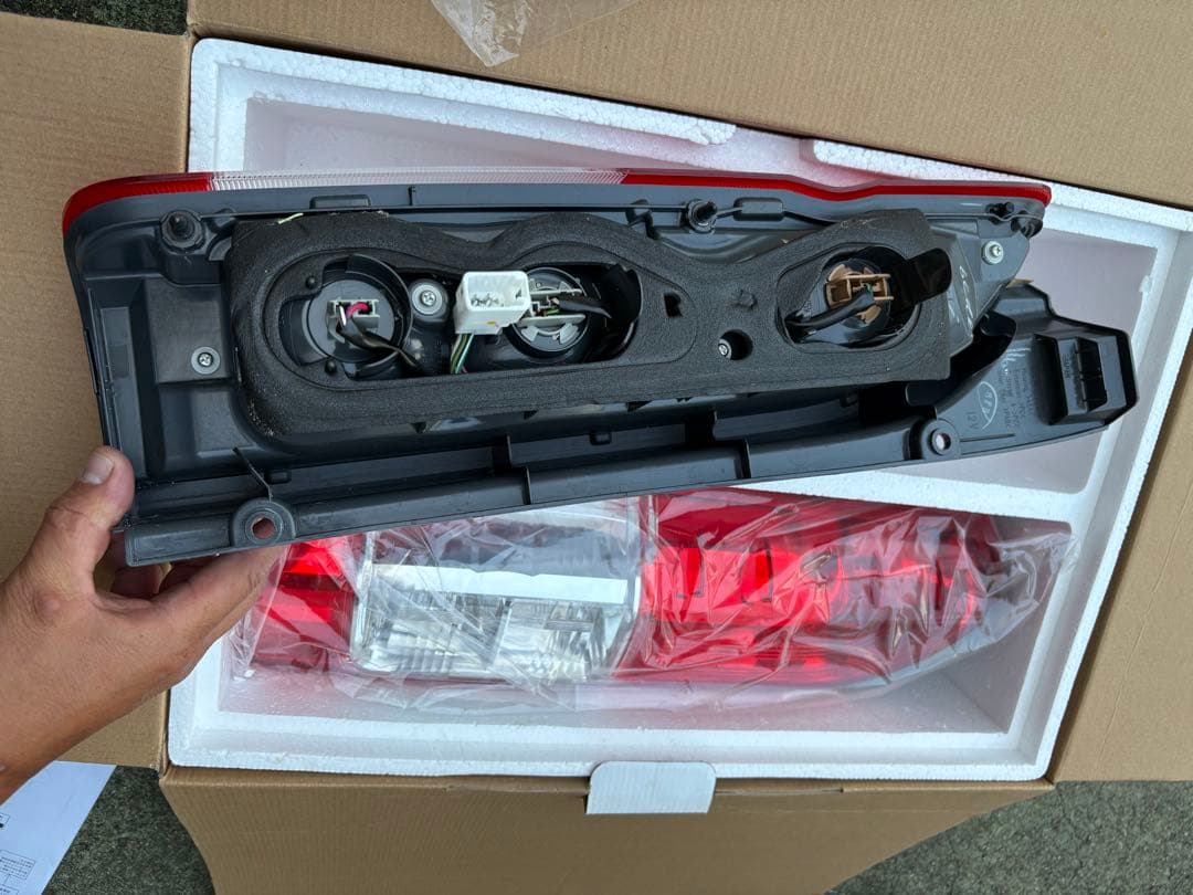 ハイエーステールランプ新車外し