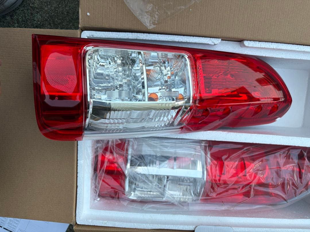 ハイエーステールランプ新車外し