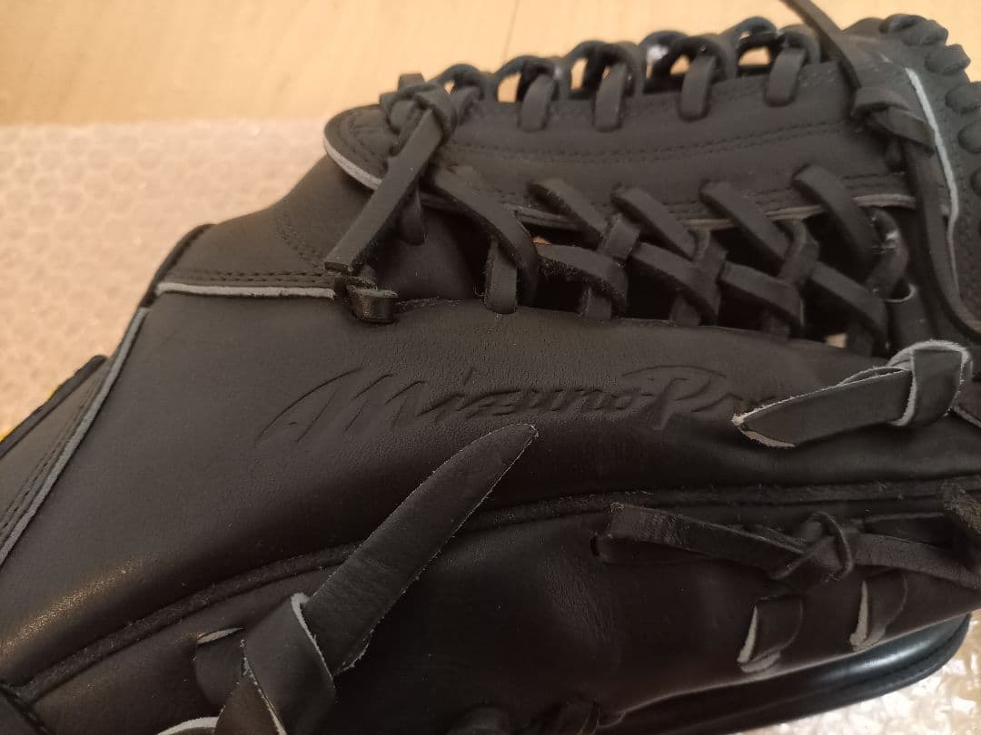 硬式野球グローブ 黒 レザー Mロゴ
