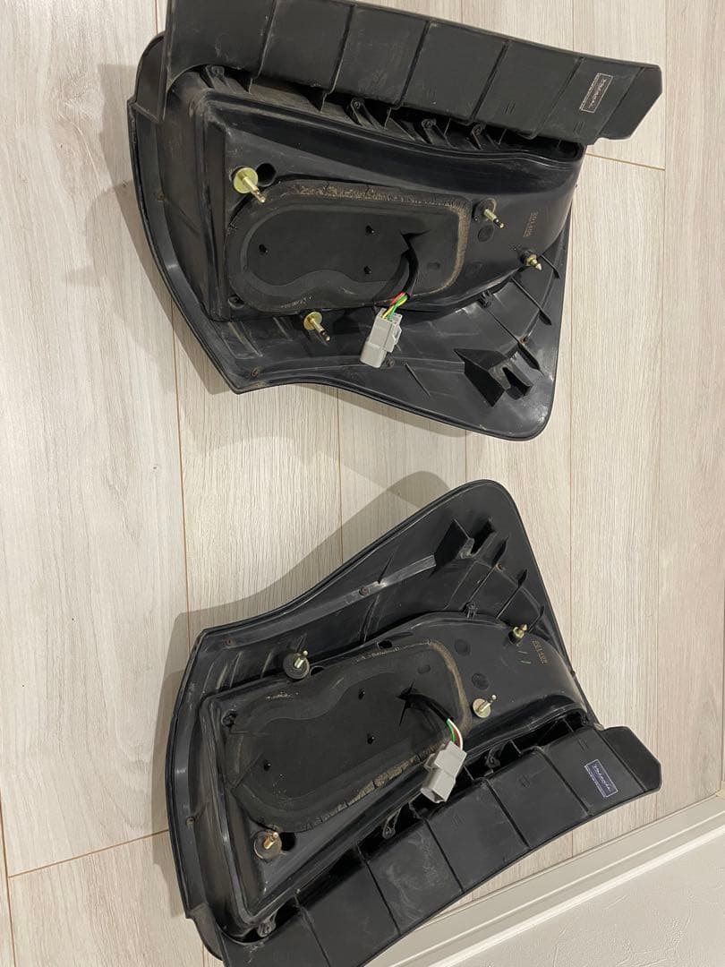 ヴァレンティ　プリウスα スモークLEDテール　かいかい