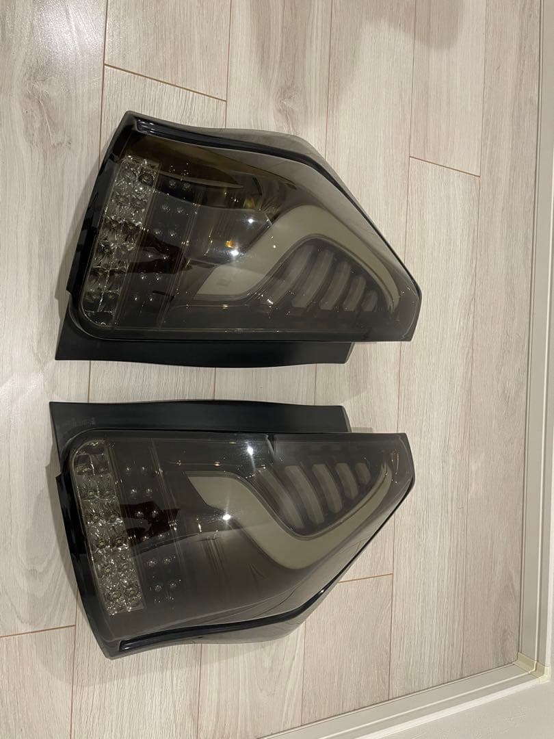 ヴァレンティ　プリウスα スモークLEDテール　かいかい