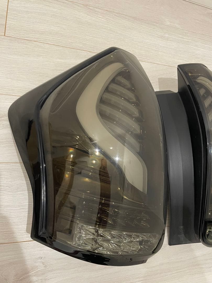 ヴァレンティ　プリウスα スモークLEDテール　かいかい