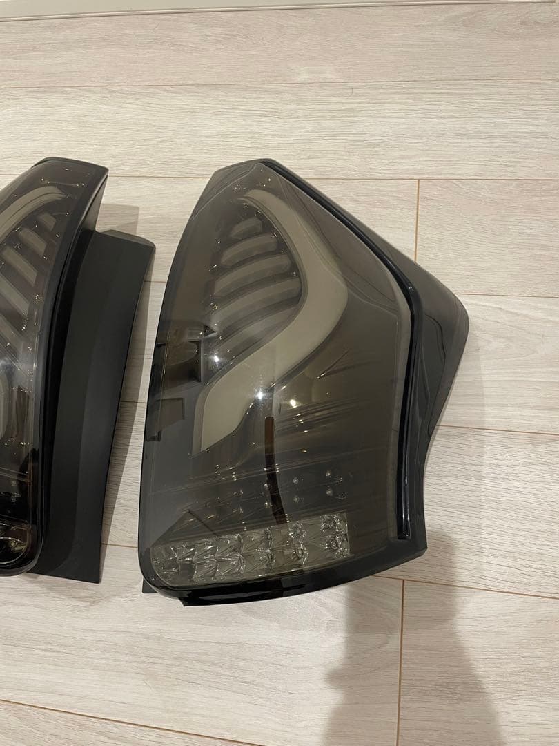 ヴァレンティ　プリウスα スモークLEDテール　かいかい