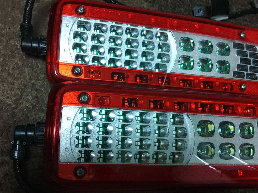 新型UDクオン大型トラックLEDテールランプ 新品