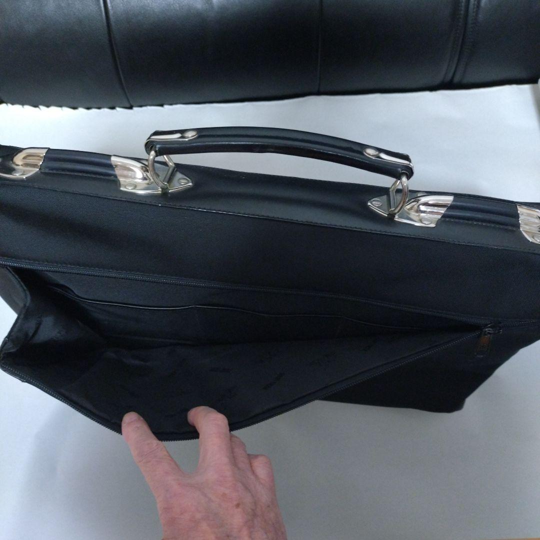 ブラックナイロンビジネスバッグ