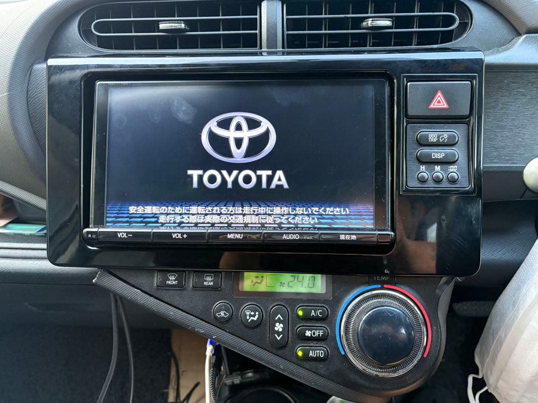 NHP10 アクア　9インチ　カーナビパネル