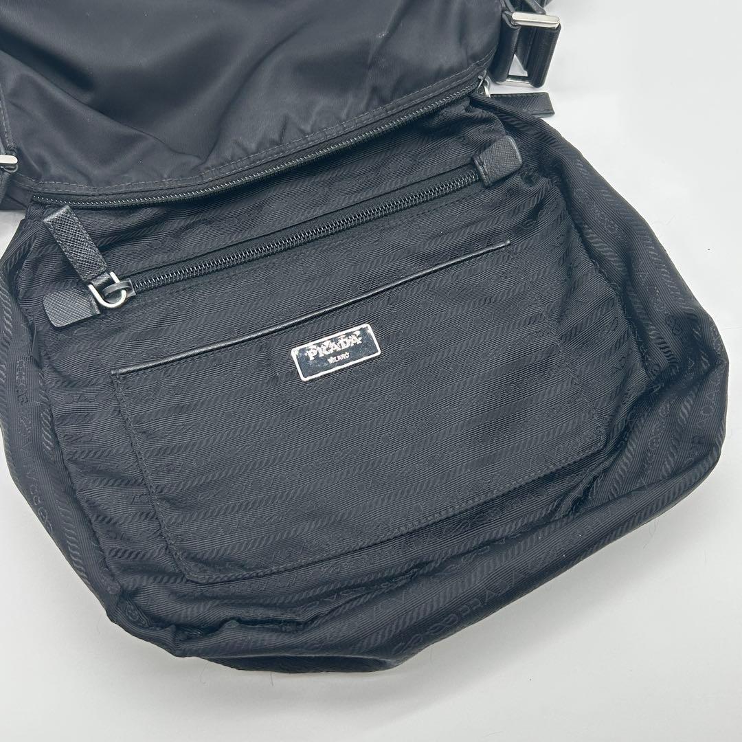 プラダ ショルダーバッグ ナイロン カメラ 三角ロゴ ブラック