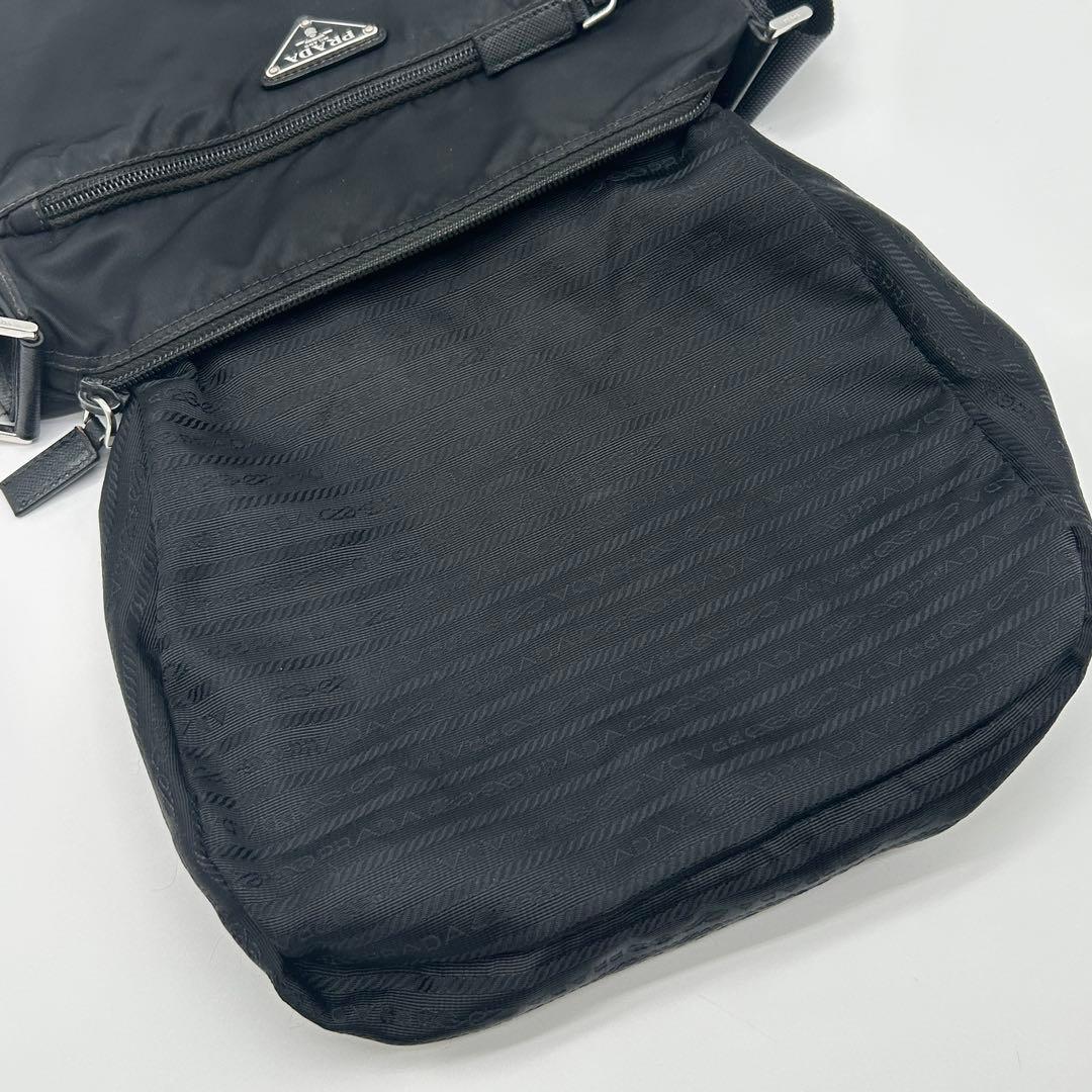 プラダ ショルダーバッグ ナイロン カメラ 三角ロゴ ブラック