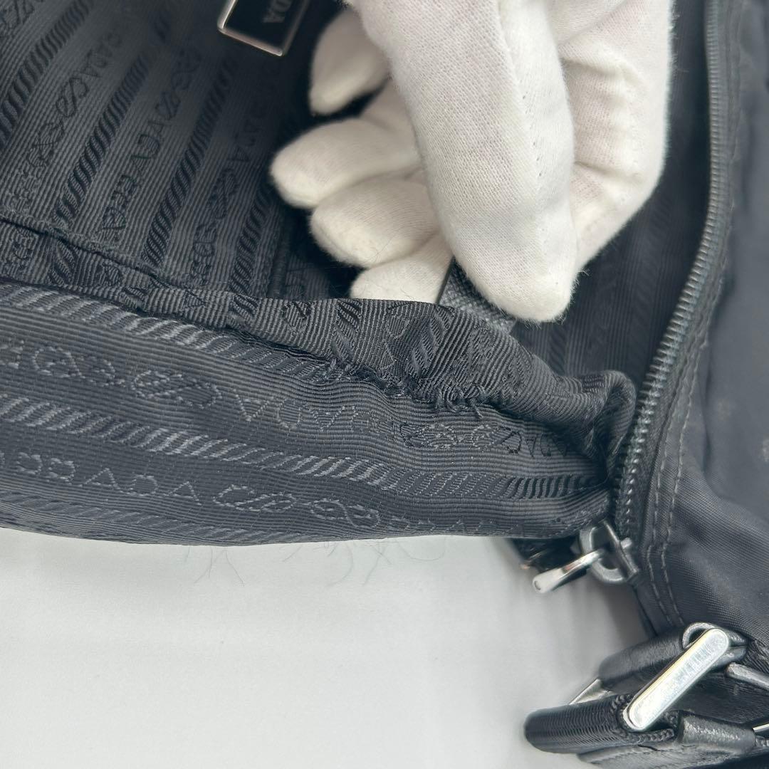 プラダ ショルダーバッグ ナイロン カメラ 三角ロゴ ブラック