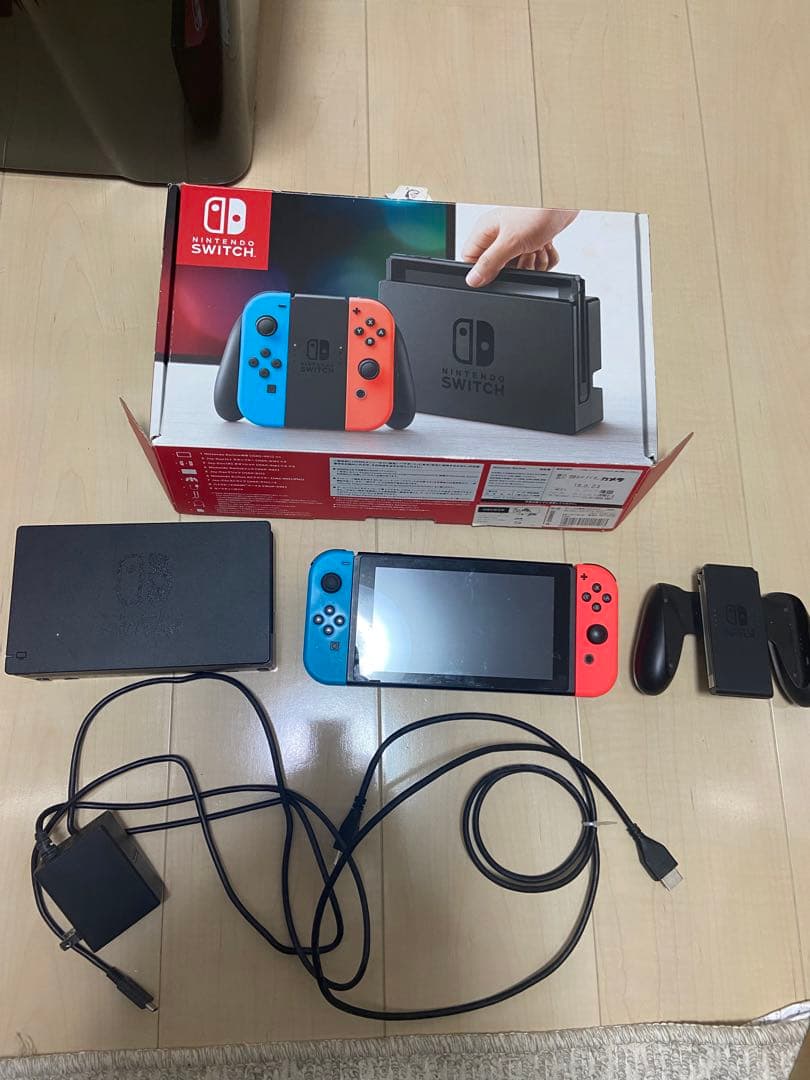 Nintendo Switch 本体　付属品あり（ストラップ、ガイドなし）