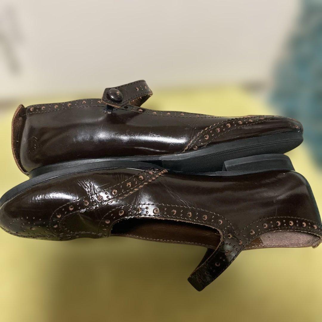 トリココムデギャルソン　メダリオンメリージェーン エナメル茶