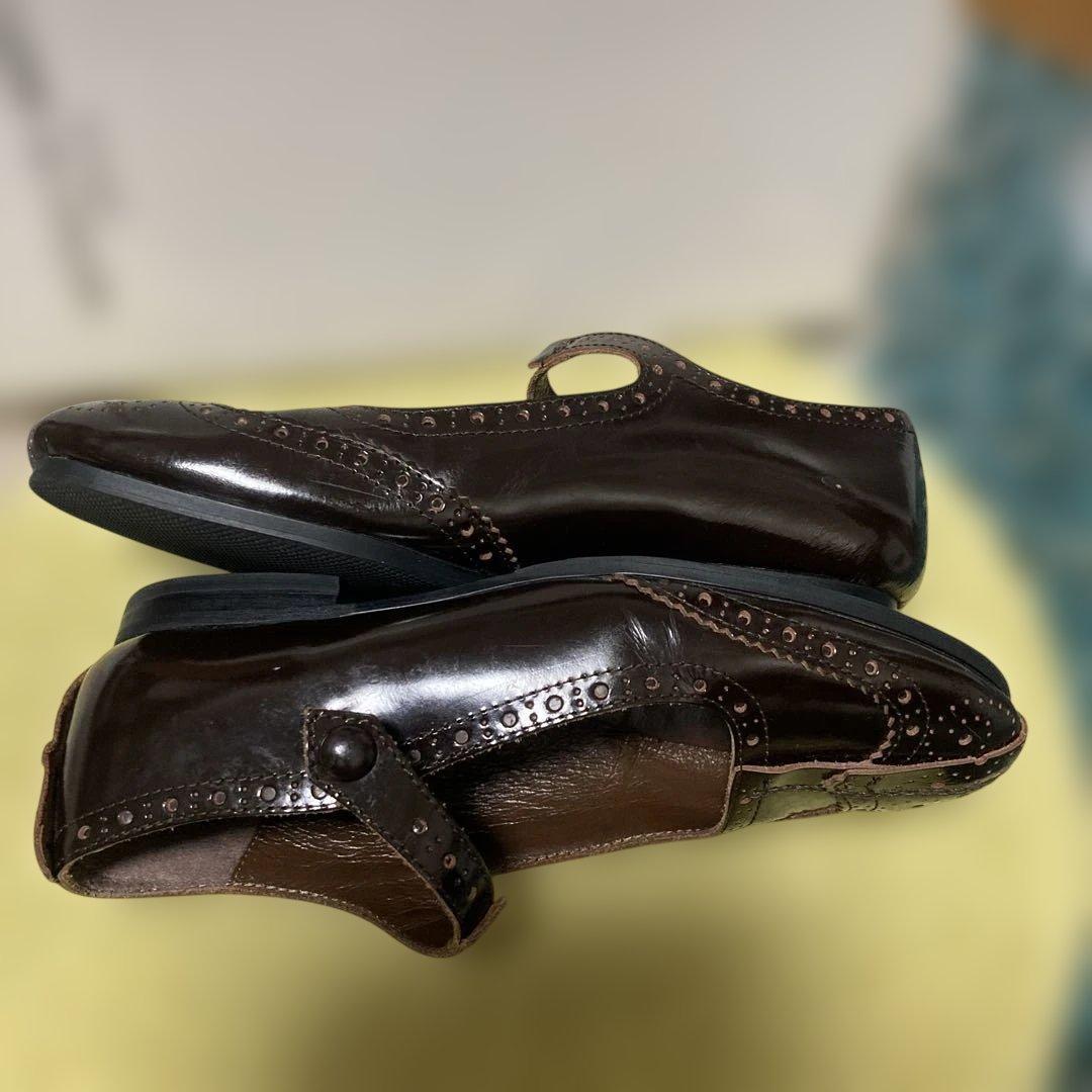 トリココムデギャルソン　メダリオンメリージェーン エナメル茶