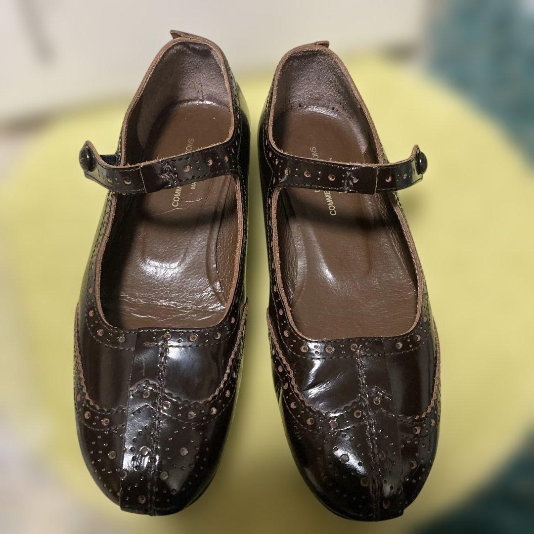 トリココムデギャルソン　メダリオンメリージェーン エナメル茶