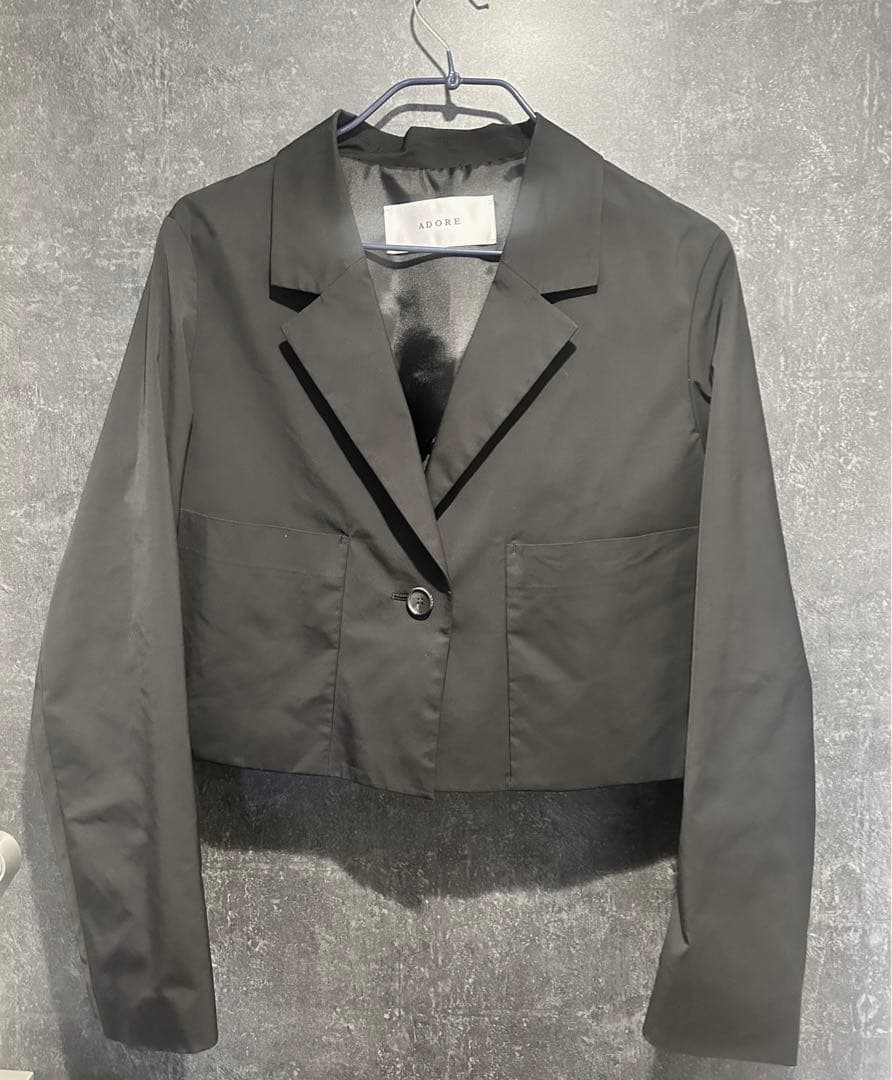 ADORE メモリータフタテーラードジャケット ブラック クロップド丈
