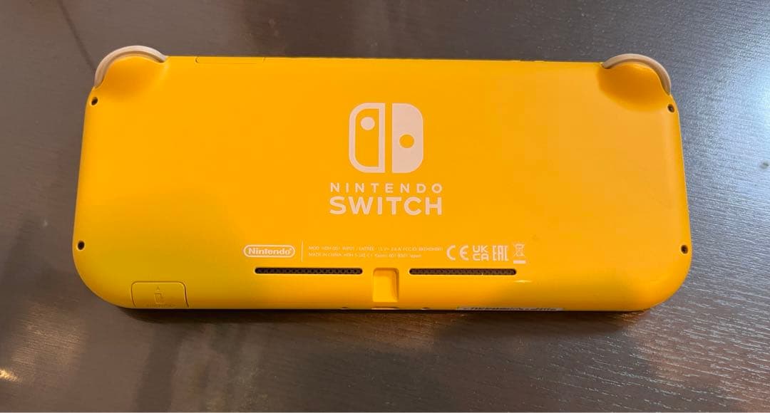 Switch light イエロー　箱無し　アダプター、ケース付