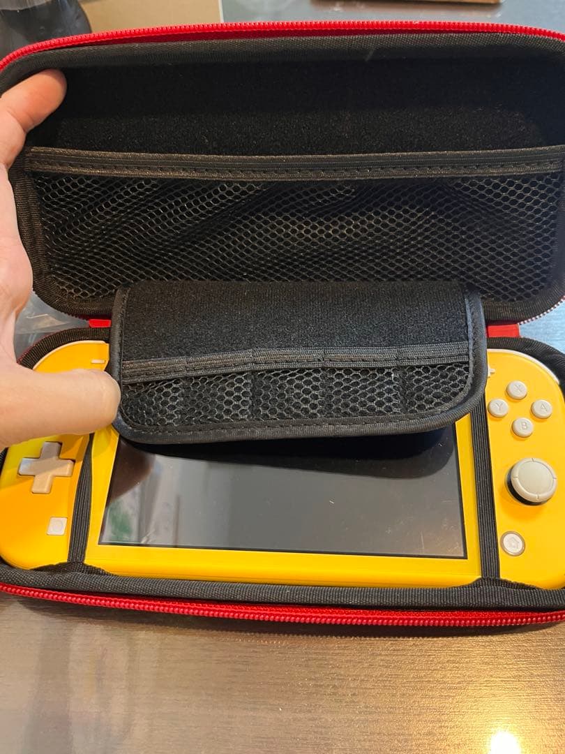 Switch light イエロー　箱無し　アダプター、ケース付