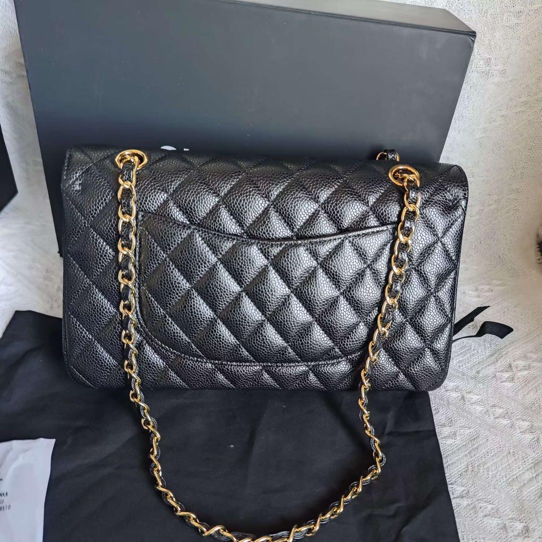 ブラックのキルティングレザーにゴールドの金具が特徴のショルダーバッグ。