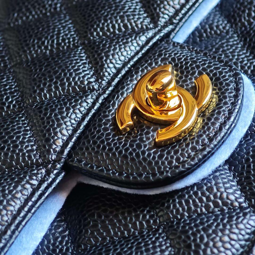 ブラックのキルティングレザーにゴールドの金具が特徴のショルダーバッグ。