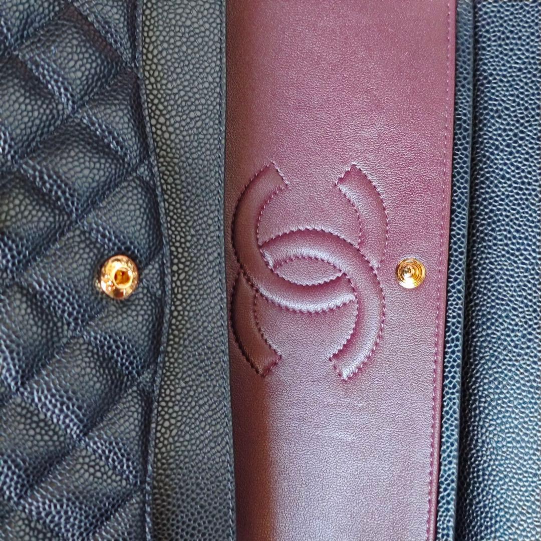 ブラックのキルティングレザーにゴールドの金具が特徴のショルダーバッグ。