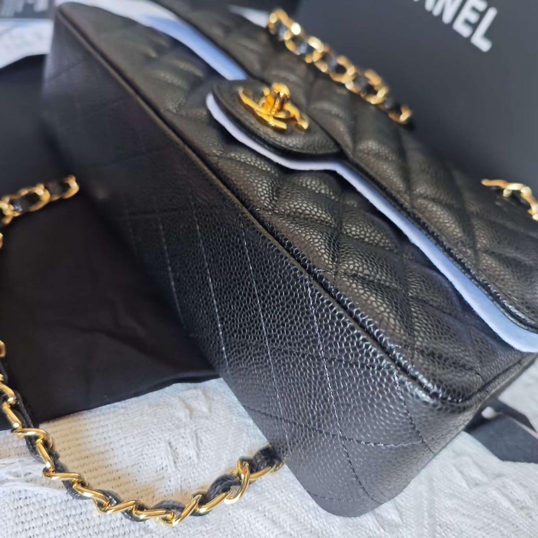 ブラックのキルティングレザーにゴールドの金具が特徴のショルダーバッグ。