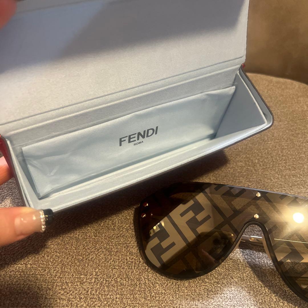 FENDI シールド型サングラス ブラック/グレー