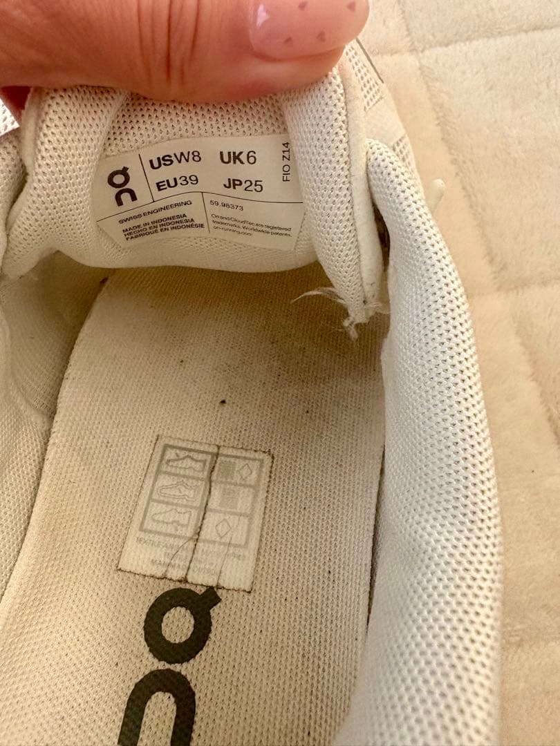 On Cloudスニーカー ホワイト 25cm ※24cm寄りの履き心地