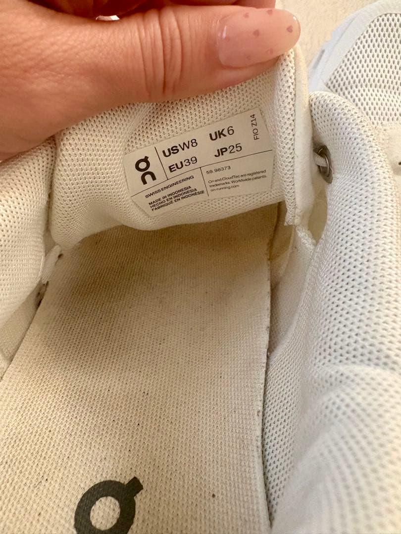 On Cloudスニーカー ホワイト 25cm ※24cm寄りの履き心地