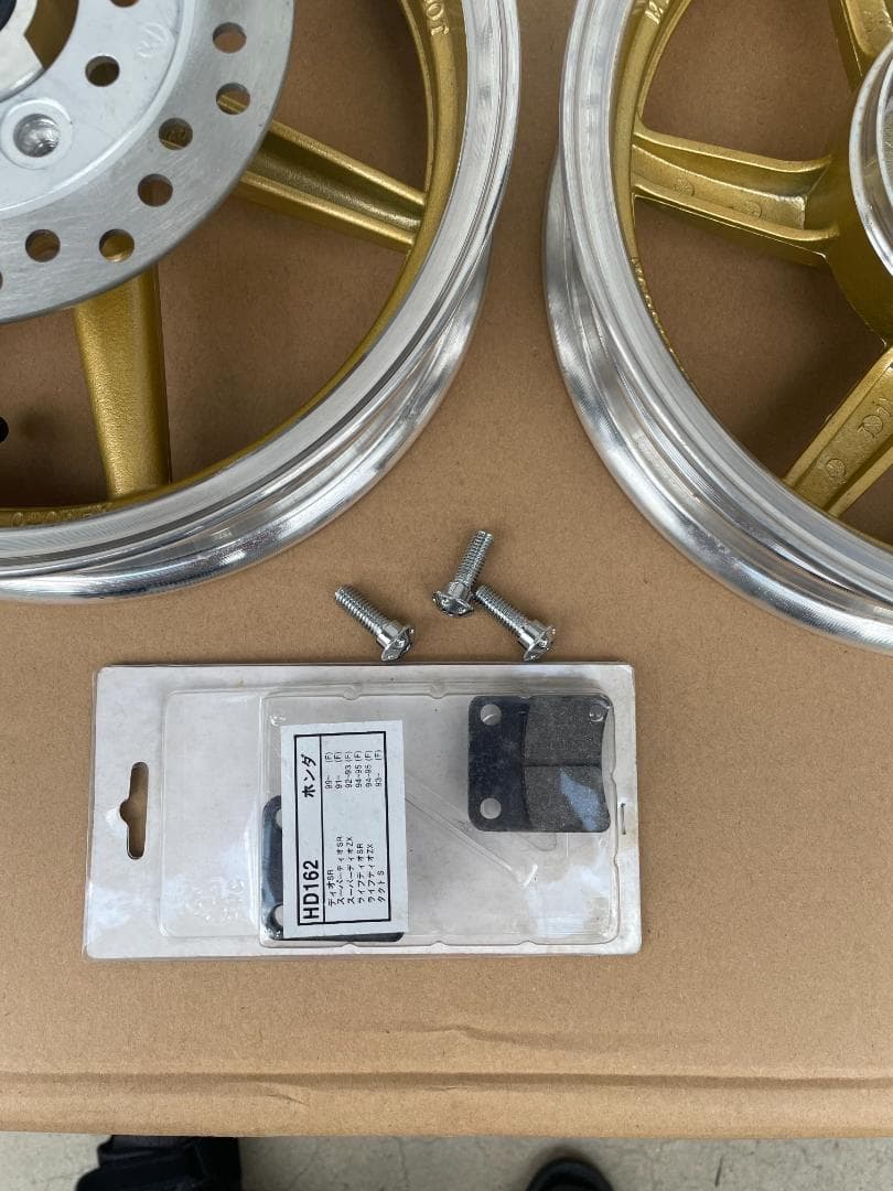 DIO AF28 AF35 アルミ ホイール 金 エアーバルブ付 前後　（六）