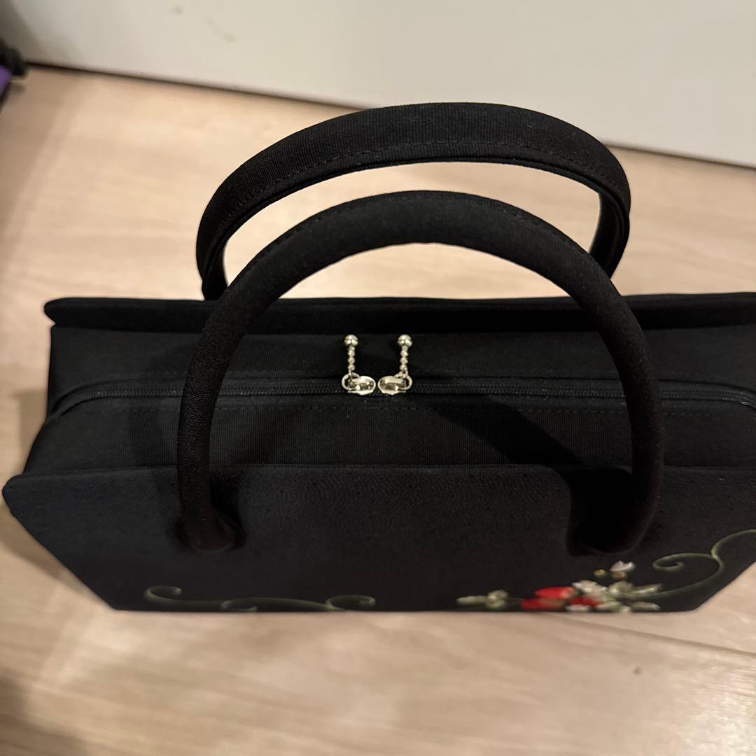 苺と蜂の刺繍　黒　和装用利休バッグ