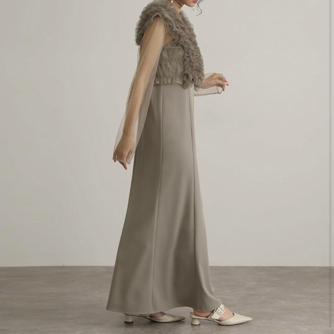 フリル付きグレーのマキシドレス