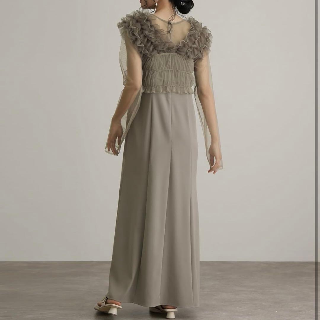 フリル付きグレーのマキシドレス