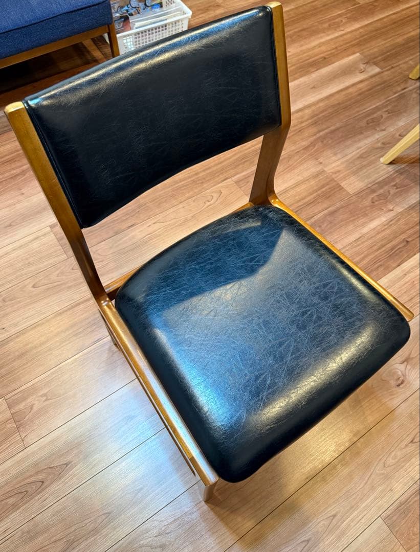 カリモク60アームレスダイニングチェアブラック