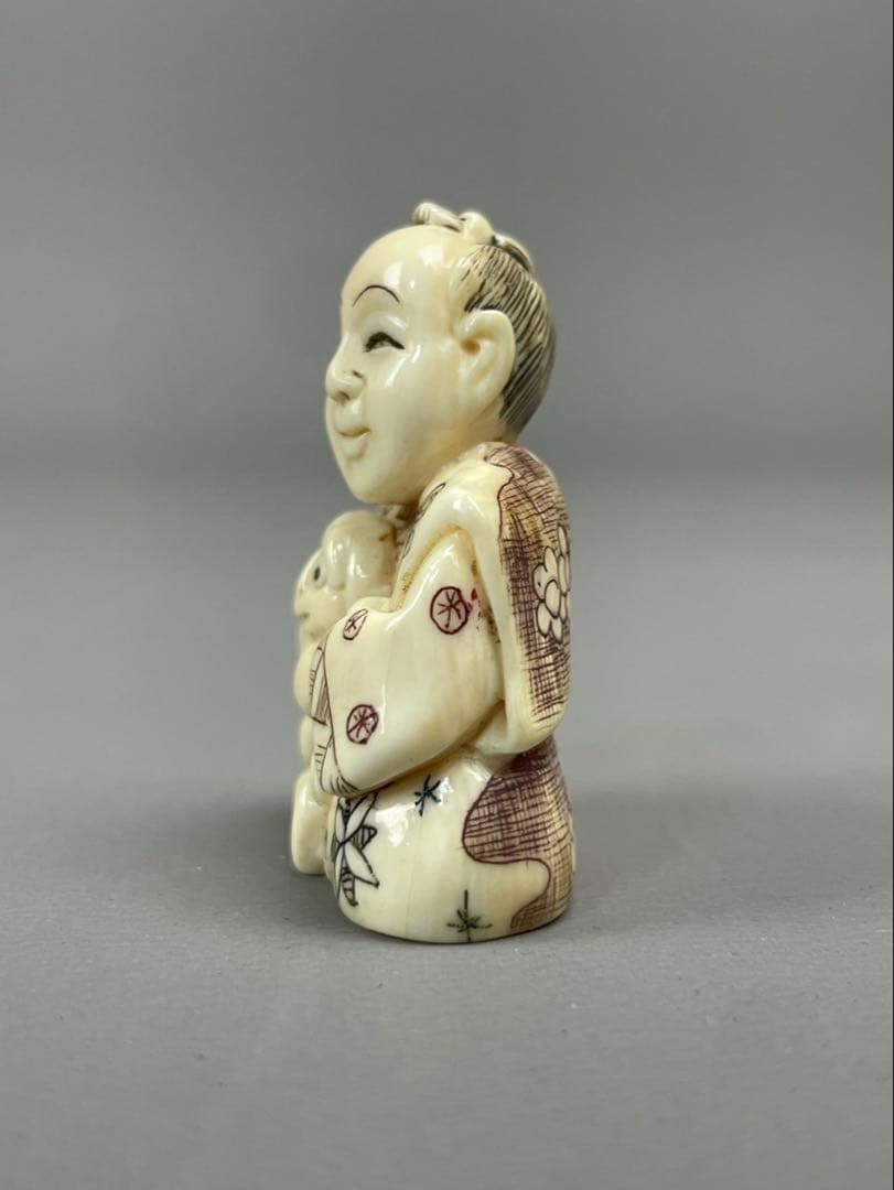 カバ牙製 根付 犬を抱く唐子 提物 骨董品 古美術 置物 天然素材