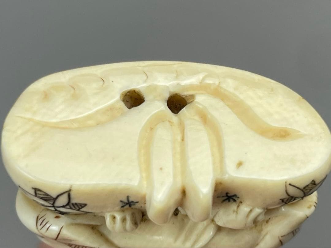 カバ牙製 根付 犬を抱く唐子 提物 骨董品 古美術 置物 天然素材