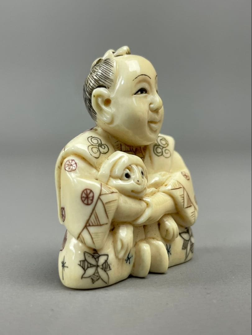 カバ牙製 根付 犬を抱く唐子 提物 骨董品 古美術 置物 天然素材