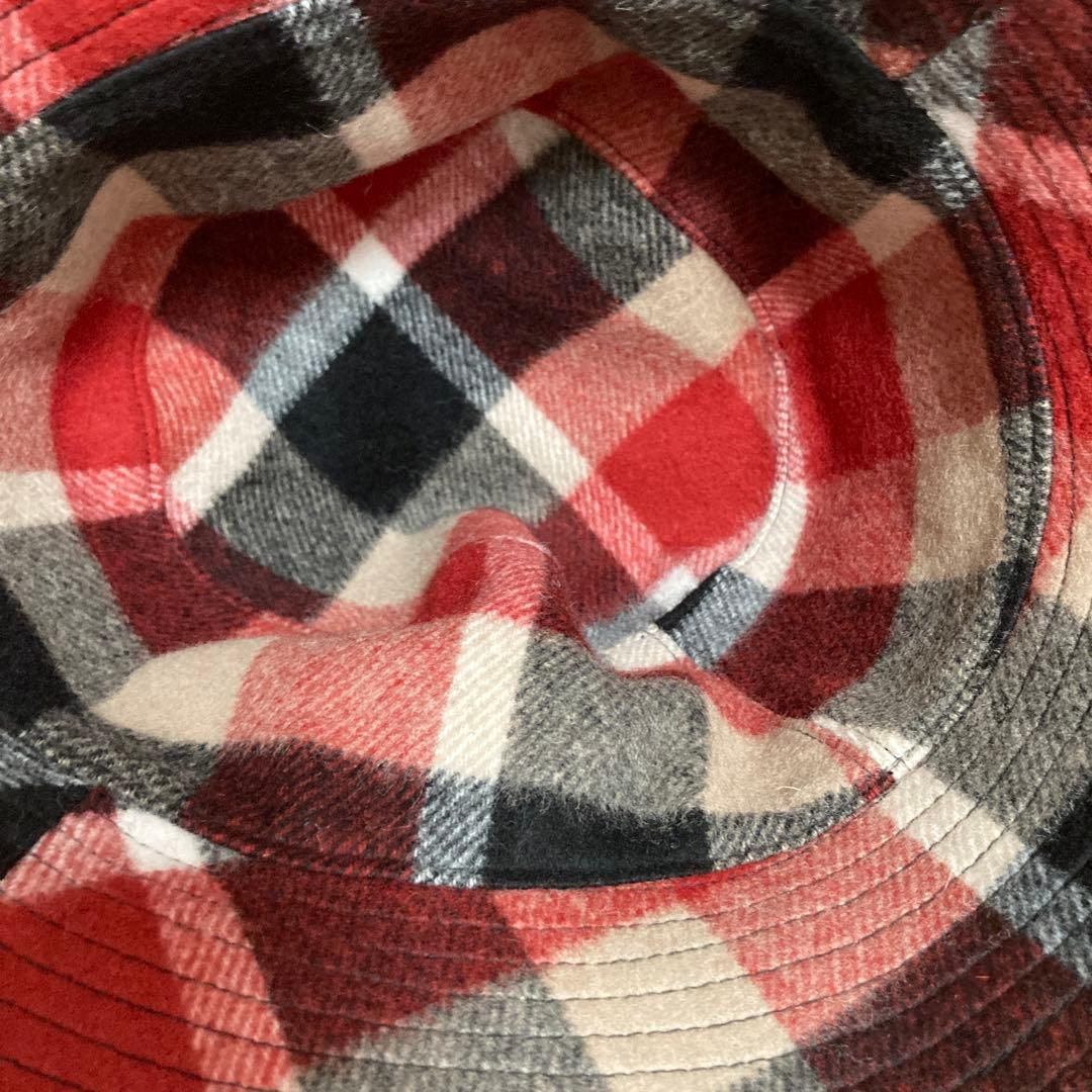 ブルーレーベルクレストブリッジ　リバーシブルバケットハット　黒