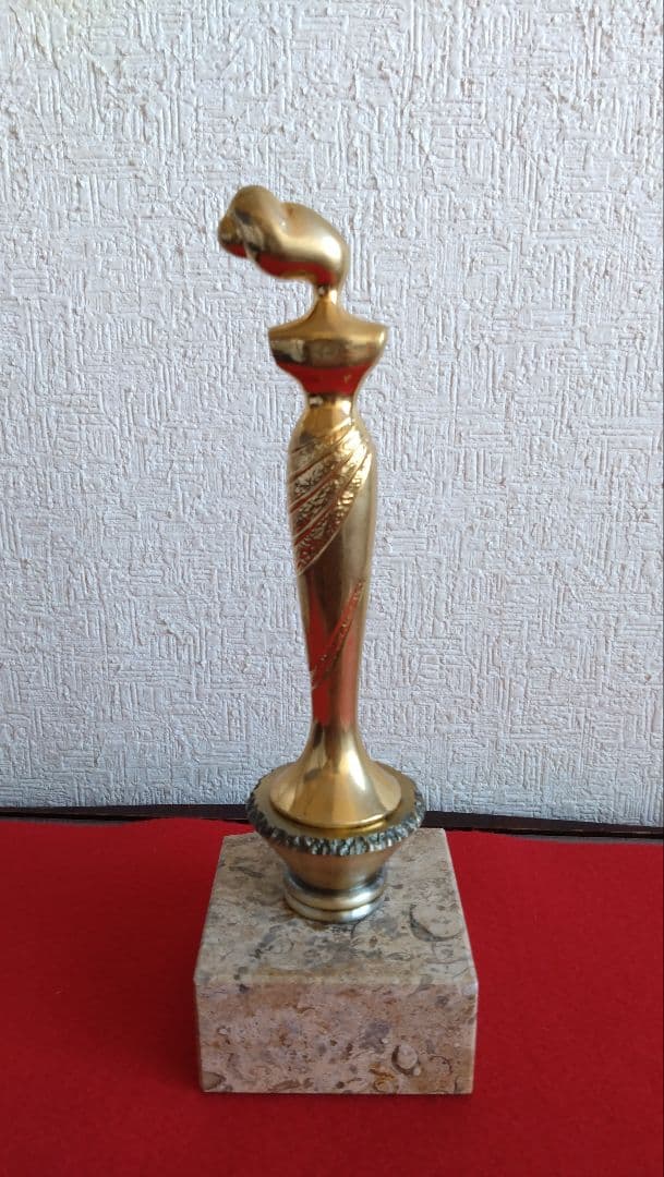 人見友紀　伝説の逃亡画家　トロフィー